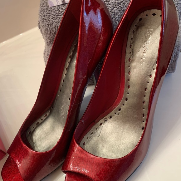 BCBG ruby red patent leather open toe heels 👠 - Picture 4 of 6